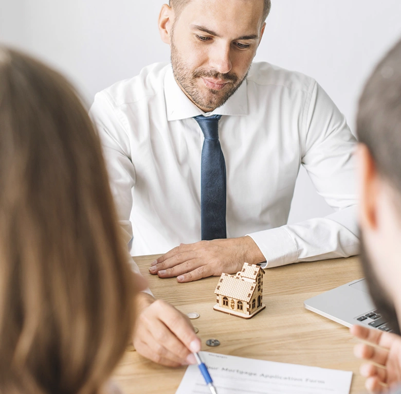 agente inmobiliario hablando con clientes
