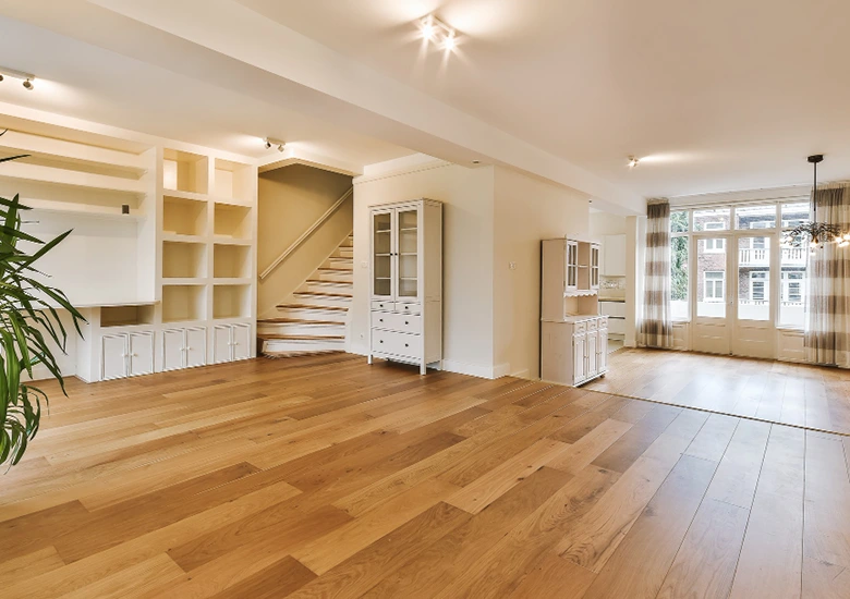 salón con suelo de madera